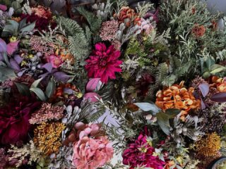¡Creando y creando para un proyecto muy especial que os enseñaré en breve! 

Hortensias, dalias, sedum, proteas, bayas, frutos, abeto, ciprés, pino cedar, eucalipto, crasas, cardos, etc.

Mezclas de color innovadoras, donde nada es natural aunque todo lo parece.

22 años después sigo ilusionándome con cada proyecto, buscando siempre la excelencia en la calidad y en la ejecución.

Animaos a decorar vuestros espacios con nuestros detalles… ¡marcarán la diferencia!

Gracias a todos por seguir ahí!!

#losdetallesdesonia #proyectoamedida #florartificial