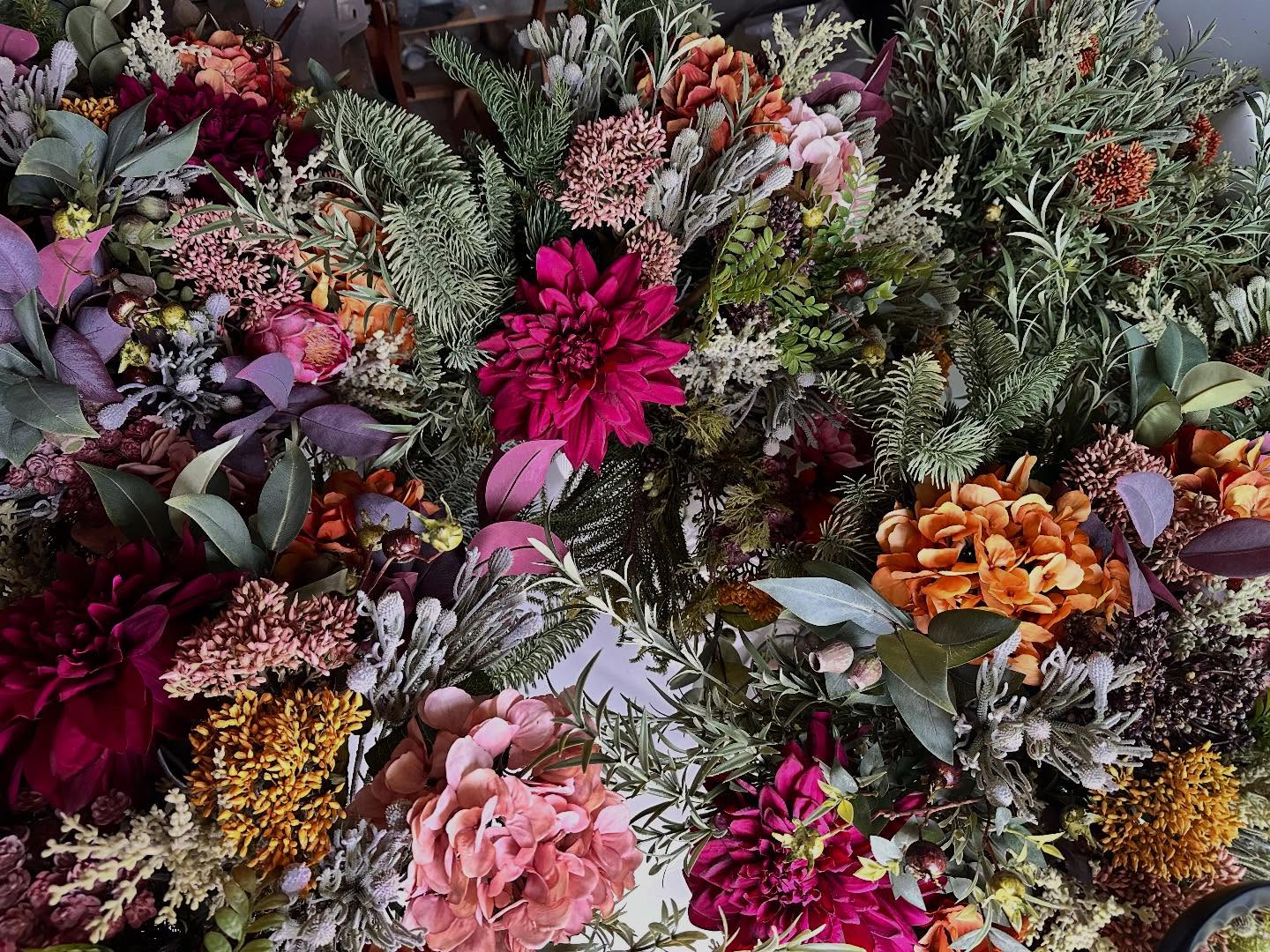 ¡Creando y creando para un proyecto muy especial que os enseñaré en breve! 

Hortensias, dalias, sedum, proteas, bayas, frutos, abeto, ciprés, pino cedar, eucalipto, crasas, cardos, etc.

Mezclas de color innovadoras, donde nada es natural aunque todo lo parece.

22 años después sigo ilusionándome con cada proyecto, buscando siempre la excelencia en la calidad y en la ejecución.

Animaos a decorar vuestros espacios con nuestros detalles… ¡marcarán la diferencia!

Gracias a todos por seguir ahí!!

#losdetallesdesonia #proyectoamedida #florartificial