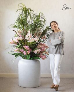 Hoy es un día especial para los Los Detalles.
Hoy se celebra en el Hotel Wellington de Madrid la Gala Benéfica de la Fundación Blazer, en la que se subastan varias obras de arte, y experiencias muy top.
Con toda la ilusión os cuento que una de las obras que se subastan es un jardín artificial de plantas y cymbidiums diseñado y ejecutado por mí. Como siempre, nada es natural aunque cueste creerlo.
23 años después de comenzar esta aventura, estoy feliz de ver cómo Los Detalles crecen y más aún, cómo a partir de nuestro trabajo conseguimos fondos para ayudar a quien más lo necesita.
Gracias @fundacionblazer por contar conmigo un año más. Gracias por ayudarnos a ayudar!
Y gracias a mi querida amiga @rosacolladofotografia por plasmar en estas preciosas imágenes mi trabajo, en una sesión llena de risas y amistad.